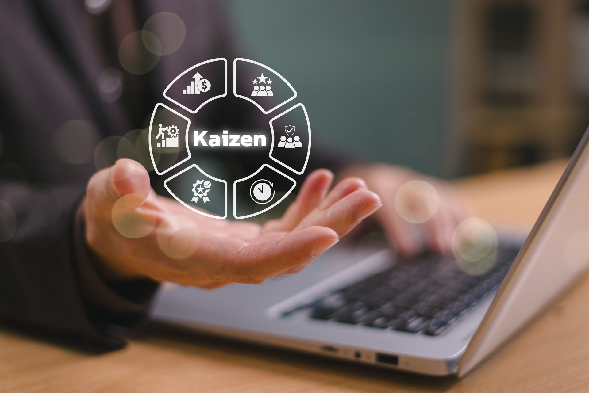 Concept standard de planification d’entreprise Kaizen. Amélioration continue optimale, apprendre pour le changement, une efficacité d’équipe efficace. Homme tenant l’icône kaizen avec ordinateur pour améliorer la solution de processus de product